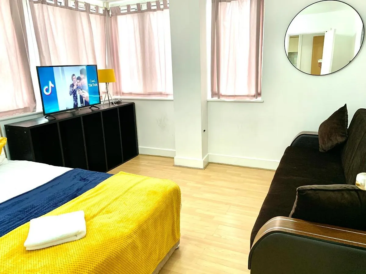 Central London 2 Bedrooms, Seperate Recption, Full Kitchen, Free Parking