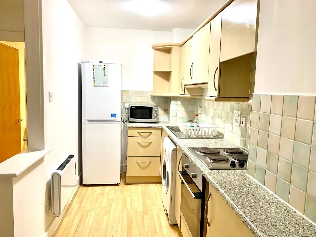 Central London 2 Bedrooms, Seperate Recption, Full Kitchen, Free Parking 0*,