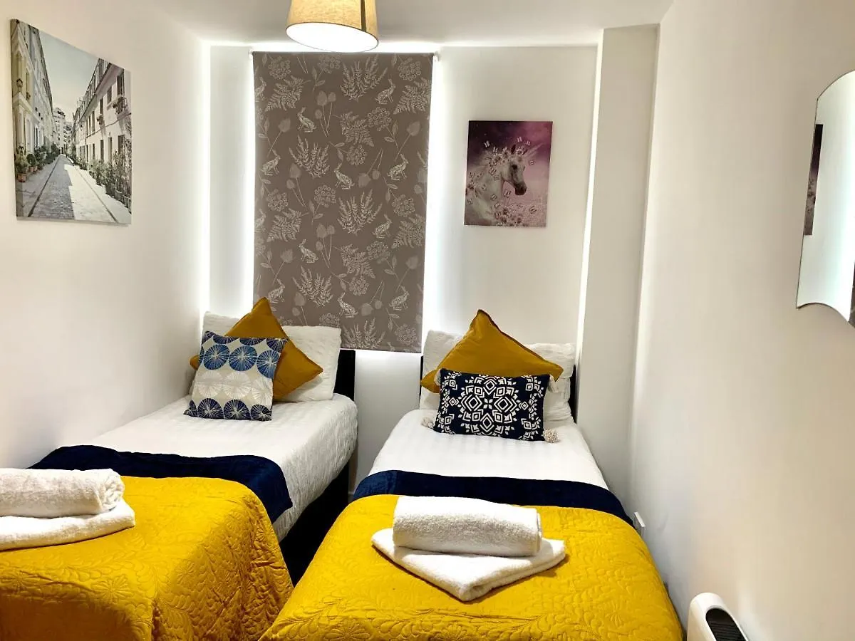 Central London 2 Bedrooms, Seperate Recption, Full Kitchen, Free Parking Appartement