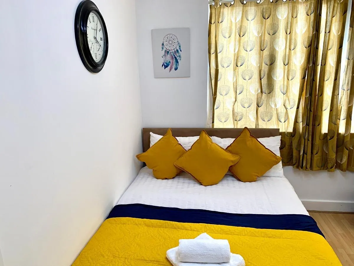 Central London 2 Bedrooms, Seperate Recption, Full Kitchen, Free Parking